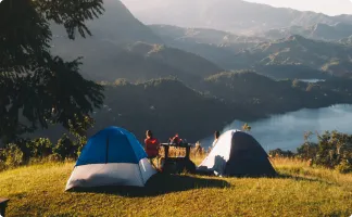 剪裁過後位於山坡上有兩座帳篷俯瞰湖面與山群的照片