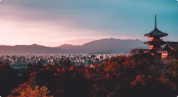 在紅色夕陽下的日本城市風景右側有一個寺廟的五重塔